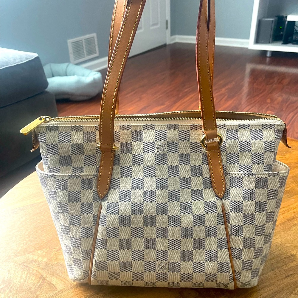 Louis Vuitton
Totally Handbag Damier Pm Shoulder Bag